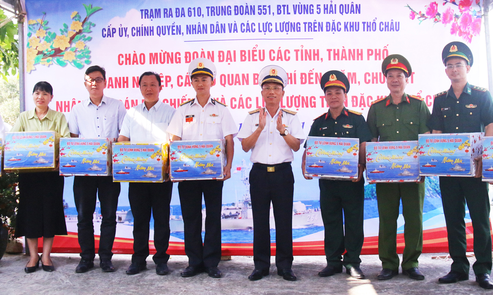Mang mùa xuân ra đảo xa